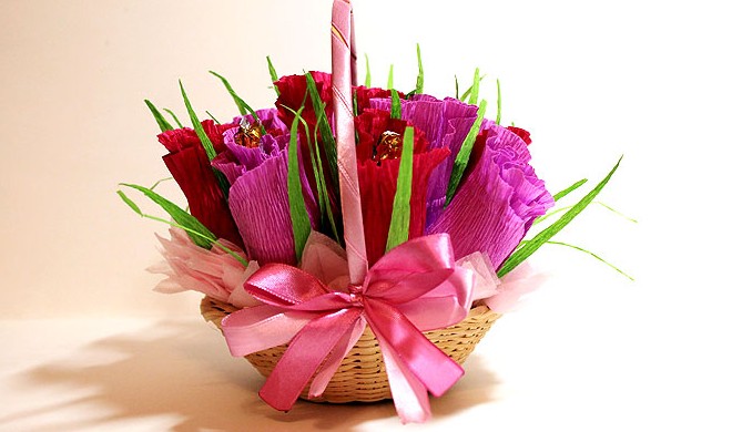Что подарить на 8 марта: корзина с цветами из конфет (фото) - «Советы Хозяйке»