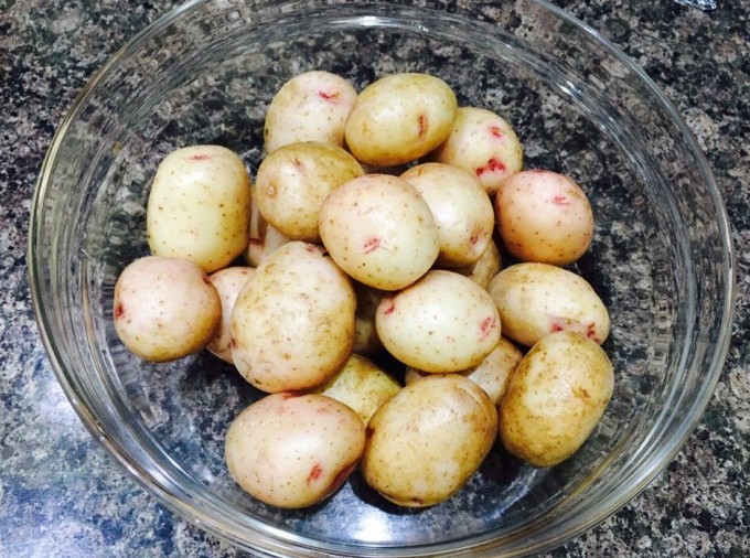 Молодой картофель: 5 способов молниеносной очистки - «Советы Хозяйке»