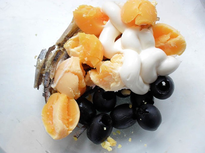 Яйца, фаршированные оливками и анчоусами - «Рецепты советы»
