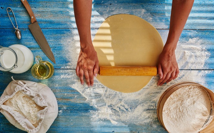 Кулинарные лайфхаки: 2 простых способа раскатать тесто без муки - «Рецепты советы»