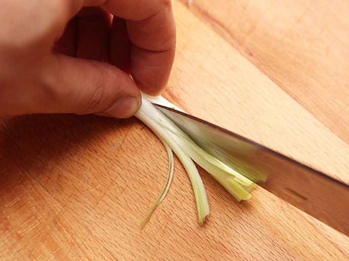 Как порезать лук перьями фото