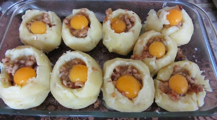 Картошка, фаршированная мясом и перепелиными яйцами - «Рецепты советы»