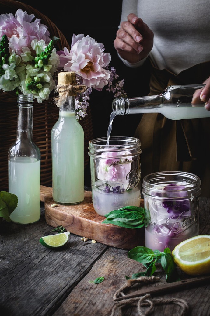 Лимонад с базиликовым сиропом и кубиками льда из съедобных цветов - «Рецепты советы»
