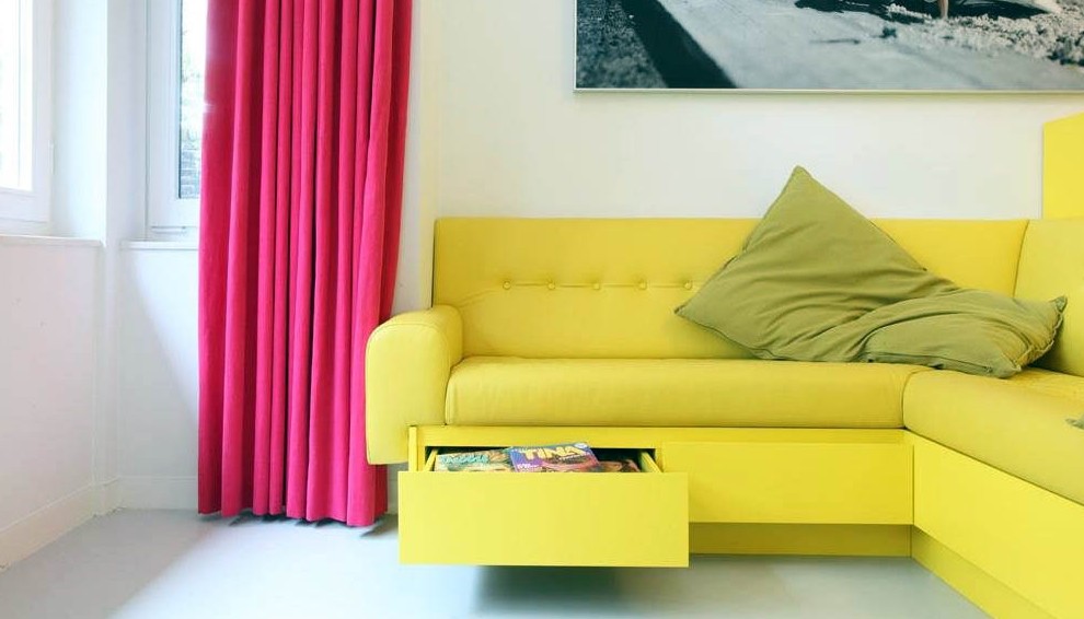 Как сделать гостиную более яркой за счет цветной мебели и аксессуаров? на сайте Недвио - «Комфорт»