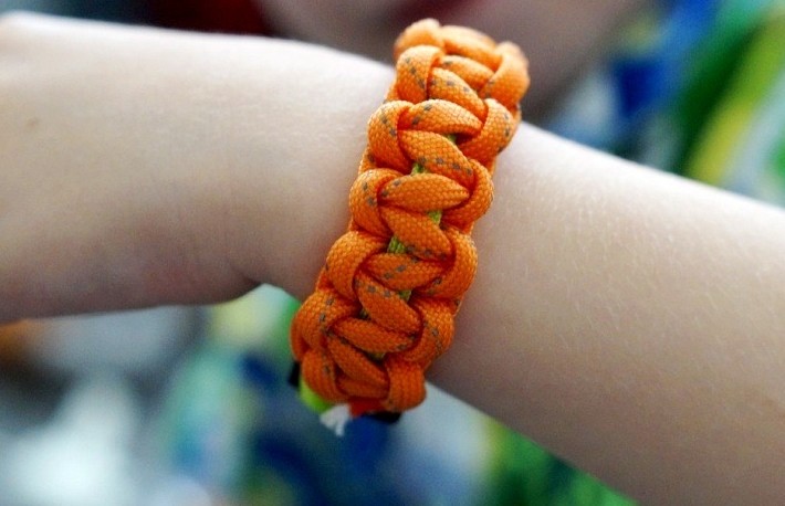 Плетеный браслет из шнурков - «Поделки»